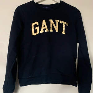 Gant tröja  - Fin marinblå GANT tröja med guldigt tryck. Fint skick (ska tvättas) ⭐️köpare står för frakt⭐️
