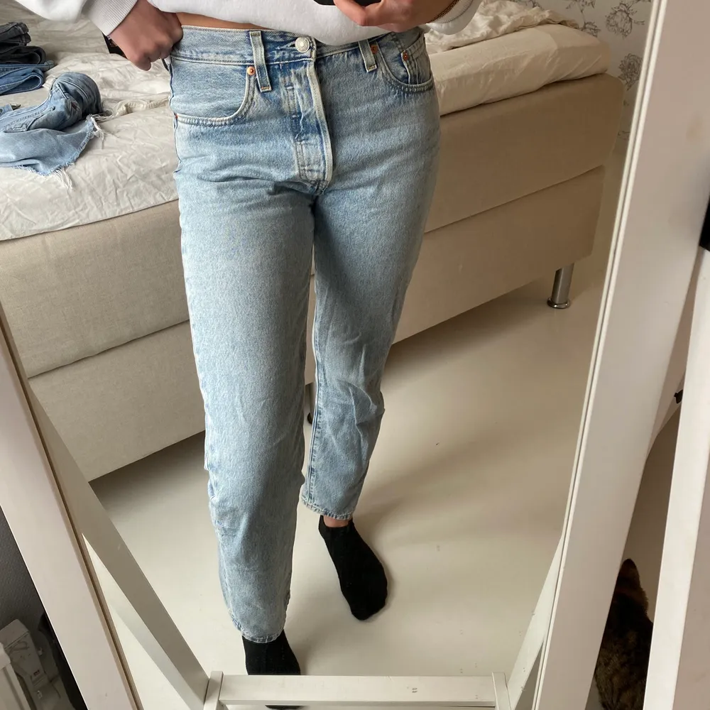 Blåa Levis 501 jeans vilka tyvärr inte gör sig rättvisa på mig då dem är för stora. Kan frakta eller mötas upp beroende på vart du bor, pris kan diskuteras 💙. Jeans & Byxor.