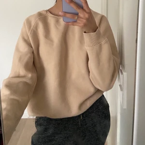Sweatshirt - Super skön och jättefin färg, kan skicka fler bilder privat 😇 M men sitter bra på mig som brukar ha XS/S