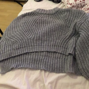 Tröja från SHEIN  - Den är väldigt kort så jag kan inte röra mig utan att mina bröst syns så hoppas den sitter bättre på dig 