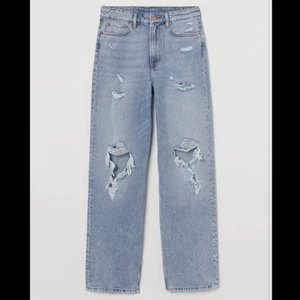 Håliga jeans - Säljer de populära håliga jeansen från H&M då mina är aningens förstora. Börjar med en budgivning från 75kr💛 kan skicka bättre bilder privat! Är ungefär 162 och de sitter lite långt på mig