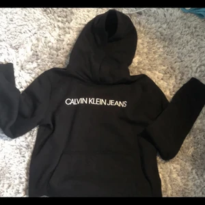 Calvin Klein hoddie - Svart Calvin Klein hoddie, storlek S. Säljer pågrund av att den tyvärr inte kommer till användning. 