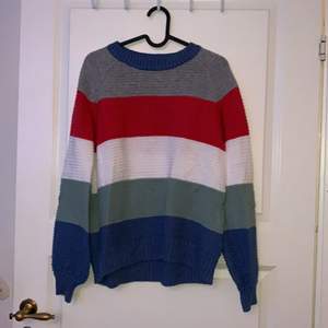 En färgglad stickad tröja från Kappahl. Är i bra skick då den bara har varit använd en gång. Jag är 155 cm lång. Kontakta om frågor/ mer information. 