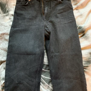 Svarta halvvida Monki byxor st XS - Mycket fina byxor från monki. Använda 2 ggr. Nypris 500kr, säljes för 150kr.