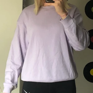 Lila sweatshirt  - Lila sweatshirt från monki i storlek S. Tunn och skön men jag får tyvärr ingen användning för den. Köparen står för frakt!💕