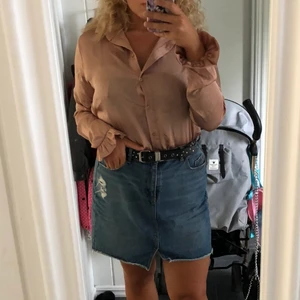 Beige satinblus  - Beige satinblus från NAKD. Väldigt fin med volanger i armslutet🤍🦢