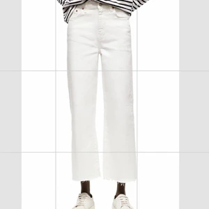 Vita croppade jeans - Jättefina och somriga jeans från zara! Croppade och avklippta när jag köpte dom💕💕 Storlek small. Säljer även ett par liknande som inte är avklippta i modellen.