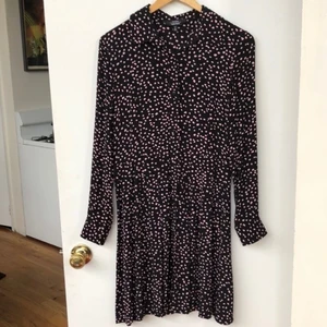 & Other Stories mini shirt klänning - Jättesöt klänning av & Other Stories, navy blå med ljus rosa prickar. Strlk 34, men passar en 36 med.