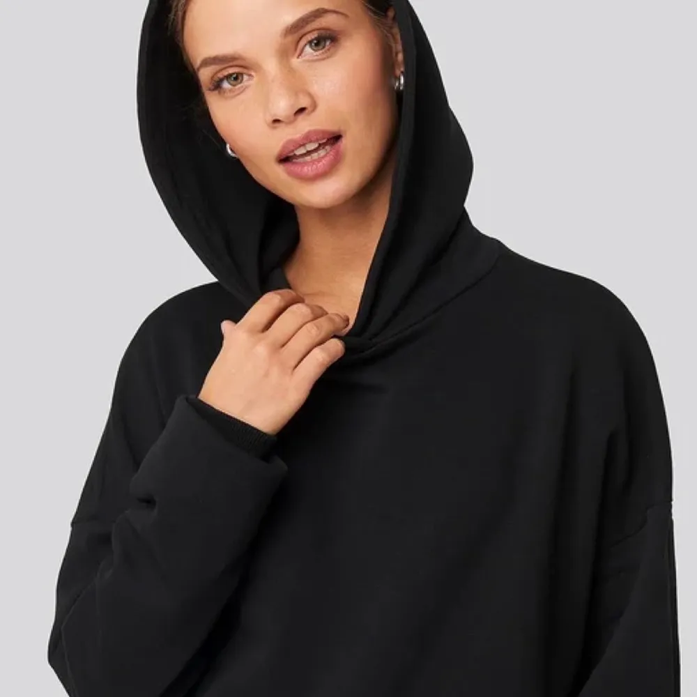 Säljer denna hoodie i stl. M från nakd. Aldrig använd, skriv för egna bilder💓 Nypris; 399kr. Hoodies.
