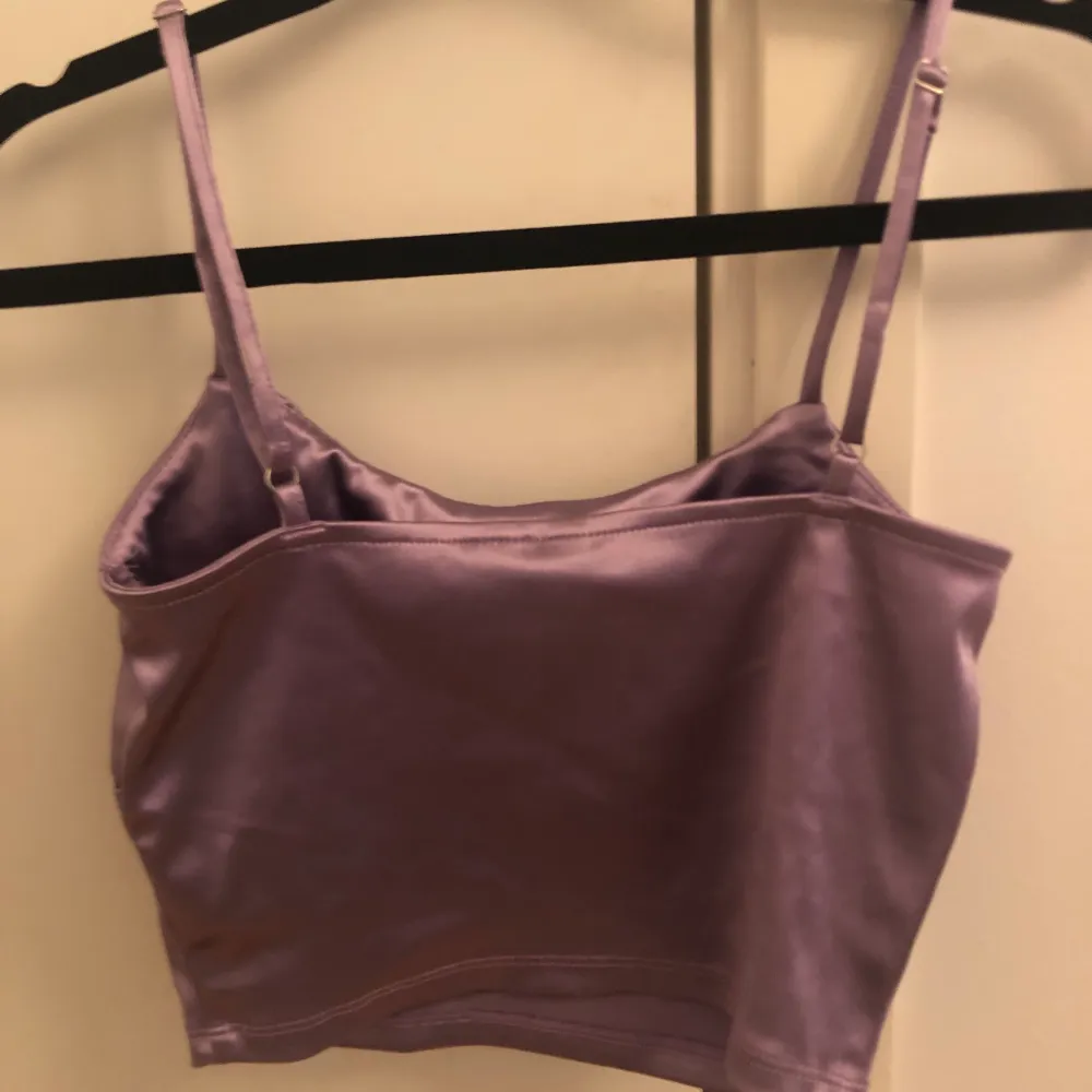 Skit snygg lila satintopp från H&m, passar bra nu till sommaren☀️, 50kr plus frakt💕💕. Toppar.