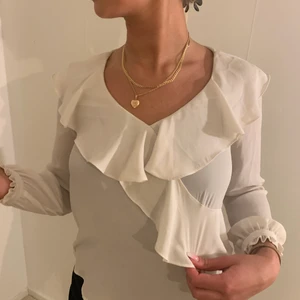 Blus med volanger  - En supersöt blus med volanger och detaljerade ärmar, köpt från zara där den är slutsåld. Sparsamt använd 🤍