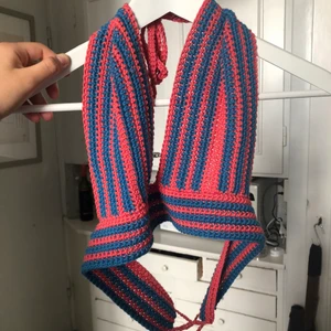 Halterneck topp - Sjukt snygg topp som jag har virkat med knytning i rygg och nacke! Ascoola färger och perfekt till sommaren!💙💖 Passat looks storlekar, skulle säga xs-m.                     Frakt: 48kr