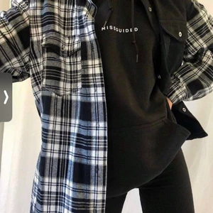 ”Flanell” skjorta - Snygg skjorta från h&m i flanell mönster i storlek L, jätte skönt material.                                                                      Frakt 66kr📬                                                                               OBS: första bilen är lånad o bara inspiration för hur skjortan kan bäras