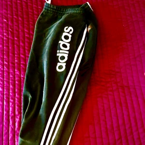 Adidas mjukisbyxor  - Supersköna, står storlek L men passar dom flesta då de går o knyta.