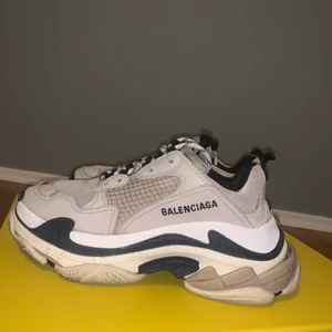 Balenciaga triple s - Jätte fina Balenciaga triple s skor. I stort sätt oanvända, dom är typ andvändra upp till 10 ggr. Köpta från MYTHERESA förra vintern 2020. Kvitto medföljer samt äkthetsintyg på skorna finns. Allt medföljer som när jag köpte dom original kartong, dusbag, extra skosnören och balenciaga skokartong.                                            Kom privat för intresse av fler bilder eller bild på kvitto! 