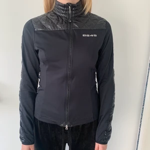 Träningströja från 8848 - En långärmad träningströja från 8848. Superskön och i fint skick. Dubbel dragkedja. Strl S. Priset går att diskuteras🌸🌸