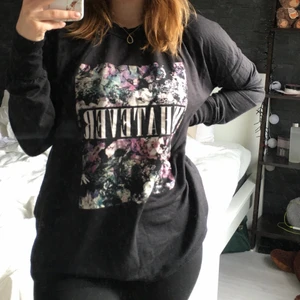 Svart tröja med tryck - En svart långärmad tröja från Gina Tricot! På texten står det ”Whatever” med blommor i bakgrunden. Storlek XL så perfekt om man vill ha den lite oversize som på bilden🤍