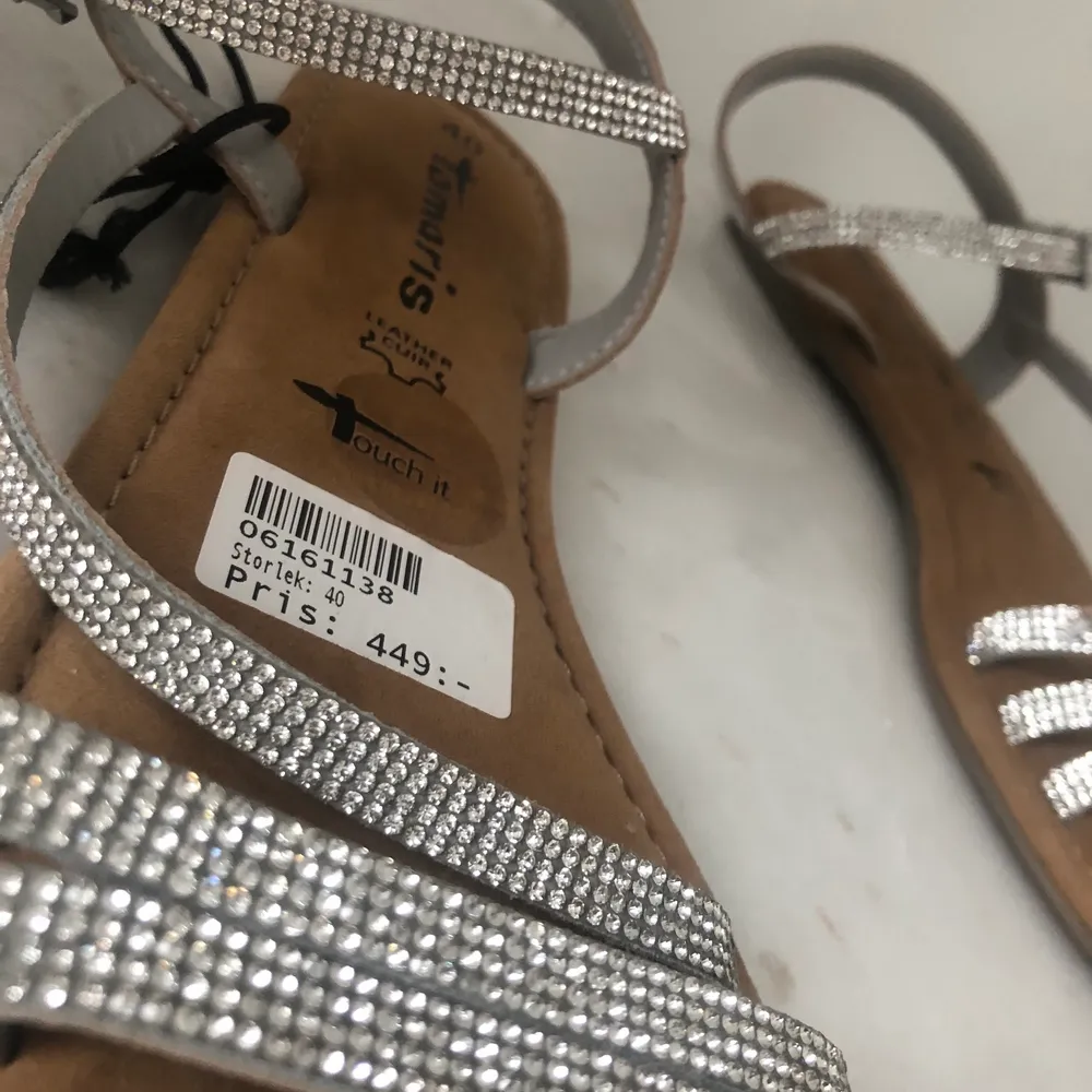 Sandaler med diamanter som detalj . Skor.