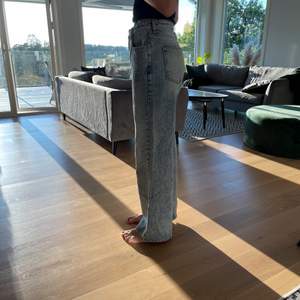 Visa jeans från Gina tricot, storlek 40 tror det är modellen Idun Wilde jeans. Säljer då jag inte får användning för de och för att jag tycker det är snäppet för korta på mig som är 184 cm. Dem är inte använda speciellt mycket och har en härlig tvätt. Priset kan alltid diskuteras. Betalning sker innan jag skickar.+ frakt tillkommer😍❤️😘