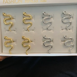 ormring - ormring  går att göra ringen störe eller mindre i storlek ..60kr med frakten, det finns silver och guld