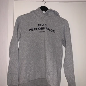 Peak performance hoodie - Väldigt bra skick, nästan aldrig använd. Strl 170