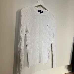 Kabelstickad GANT - Kabelstickad tröja från GANT. Aningen missfärgad vid armhålorna därav priset. Annars fin.