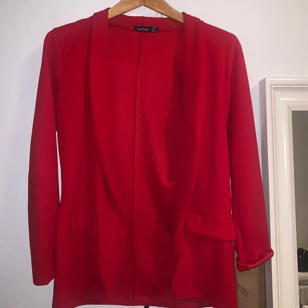 Säljer denna snygga röda blazer från Booho. Storlek 38 men passar en Small till Medium. Sparsamt använd. Fråga om de något ni undrar över💕💕💘. Kostymer.