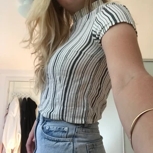 Blus - Fin blus från Monki i storlek S. Lite croppad och hög krage, knäpps i nacken. Superfin under tex kavaj eller kappa i höst💕 musiker bra skick!