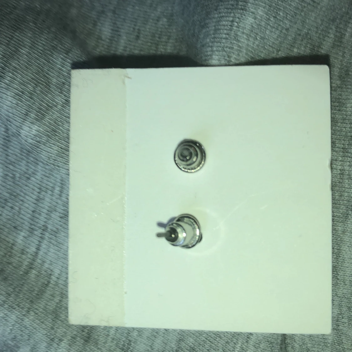 Nyskick  jättefina små örhängen som jah tyvärr ej kan andvända - 91