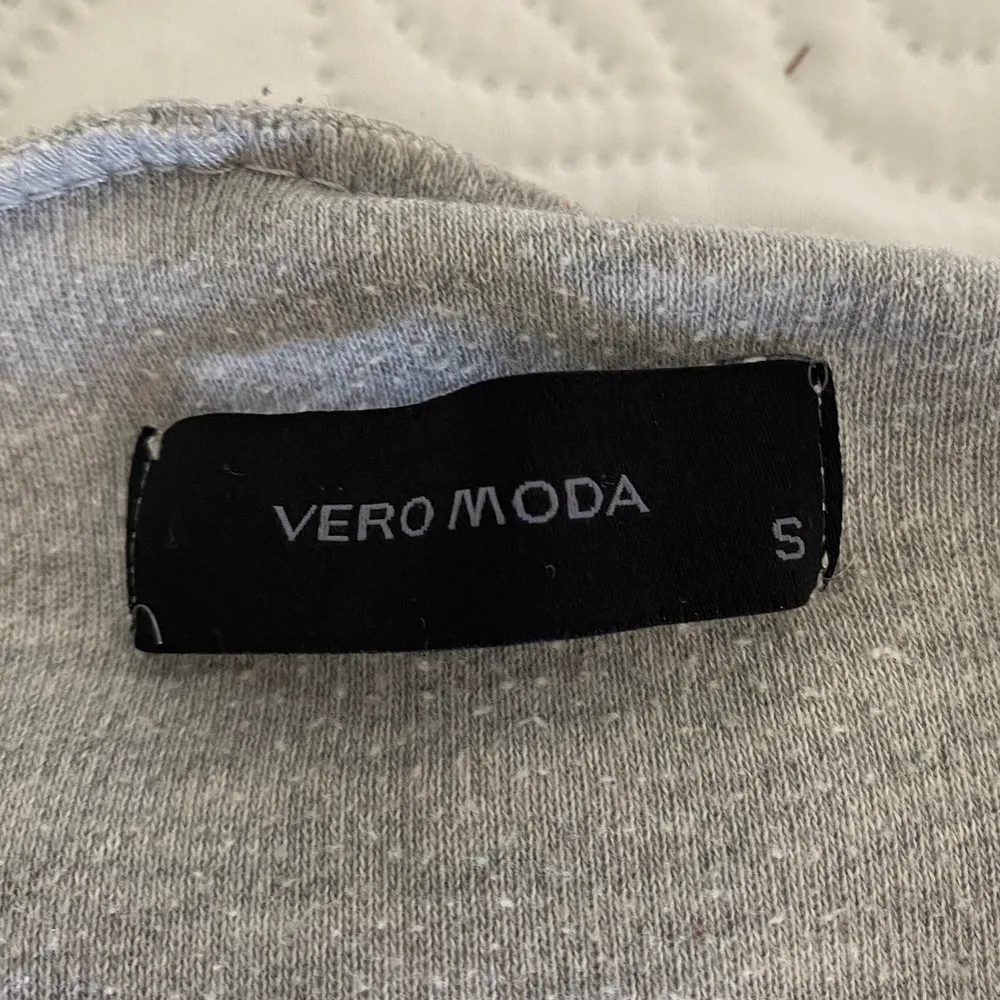 Jätteskön grå tröja med luva från Vero Moda! Passar även strl M. Skulle även säga att tröjan är i nyskick så den knappt är använd :). Tröjor & Koftor.