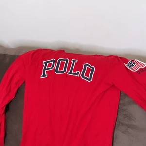 Polo Ralph Lauren tröja  - Den här fantastiska Ralp Lauren tröjan har jag använt mycket men har samma goda skick. Köptes för ett år sedan. Har inte koll på nypriset men över 300. Säljer den nu för 120 kr. Storleken är M/L 