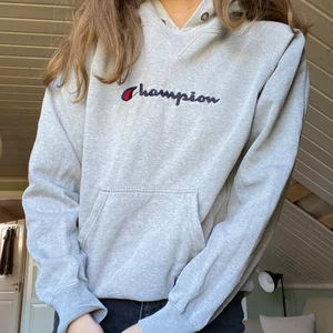 Championtröja!! - Hoodie från Champion som är köpt vintage✨ Den har två små hål som ni ser på bilden, men det är inget man lägger märke till när man har på sig den☺️ om fler är intresserad så är det högsta budet i kommentarerna som gäller!