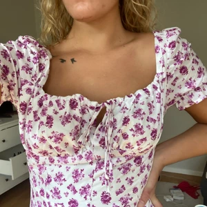 Lila klänning 👗  - En super fin klänning från SHEIN, aldrig använd då det har regnat så! Köpt för en månad sedan för 250 kr. Fin passform, str S men funkar för mig som är M 