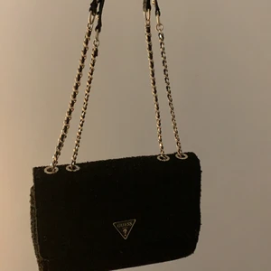 Väska  - Säljer min fina GUESS väska som jag använde till en början men nu kommer den inte jätte mycket till andvändning köpte den för 1500kr