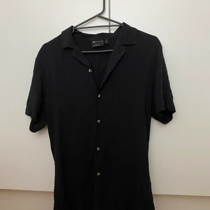 Asos svart skjorta  - En vanlig svart skjorta som är från herrsidan på ASOS. Den är i storlek small men eftersom den är från herr så ör den oversized. Skitsnygg att ha uppknäppt över ett vitt kroppat linne och vanliga jeans. Säljer för kommer inte till användning längre men är i toppenskick! Köparen står för frakt 📦 