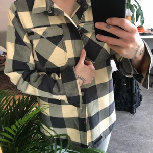 Snowboardjacka L1 - Snowboardjacka använd en gång (bild) då jag fick för mig att lära mig åka snowboard. Märket är L1 storlek medium. Är som en skaljacka alltså inte dun/subzero.