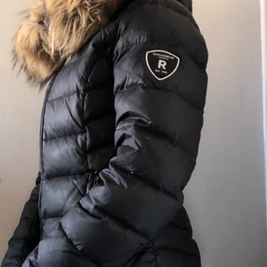 Rock and blue  - Säljer nu min superfina rock and blue jacka som är i storlek 36 (xxs-s). Jag köpte den förra året och säljer nu den för att de inte är min stil längre. De är en super bara vinter och höst jacka och är i fint skick men ett fel på jackan och de är ett litet hål inne i ena ärmen finns så klart bilder på de vid intresse, de finns även fler bilder på jackan så de är bara att höra av dig💓 priset är inte hugget i Sten!💓 STÅR INTE FÖR POSTENS SLARV‼️