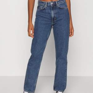 Säljer mina superfina weekday jeans som tyvärr är lite  för stora för mej i midjan! Dom är bara använda en gång. Storleken är 30x30, och längden är perfekt för mej som är ca 161 cm. nypris är 500kr. FRAKTEN INGÅR I PRISET!