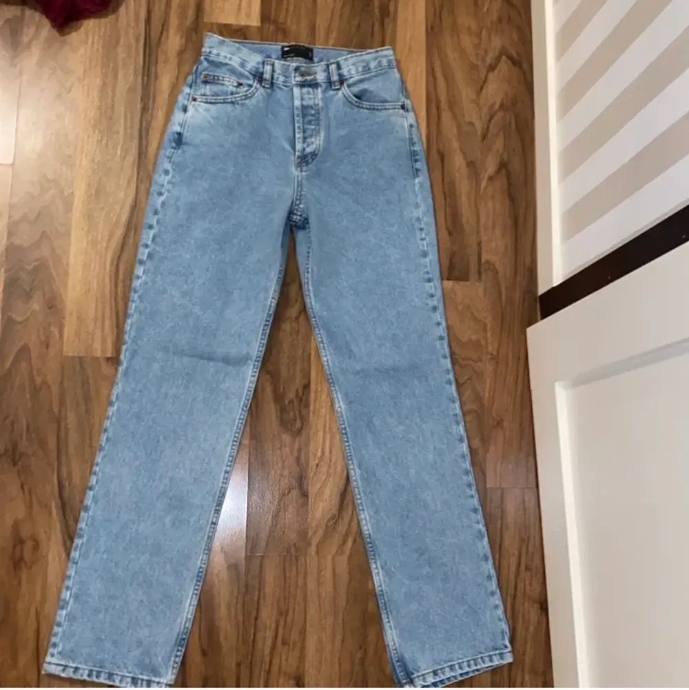 Slutsålda superfina nya midrise jeans från ASOS, säljer då det är lite för små för mig!😩 De är verkligen perfekt höjd i midjan om man tycker om lite lägre jeans!! 😍😍. Jeans & Byxor.