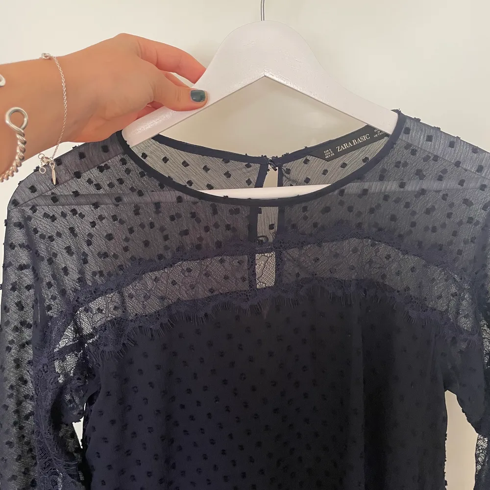 Super fin blus från Zara i en mörkblå färg med lite detaljer💙 Blusen är i storlek S!!. Blusar.