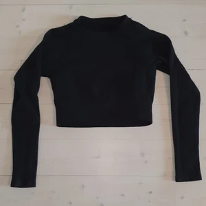 Svart croptop från SOC i stl: xs/s - Jag säljer nu min croptop stl: xs/s  för jag den inte längre kommer till användning.