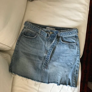 Jeanskjol med knytdetalj - Gott skick.