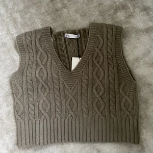 Stickad väst - Jättemysig helt oanvänd (lapp kvar) väst från zara! Så fin till hösten. Den ser väldigt bred ut på bilden men är absolut inte det på💕skriv för mer bilder
