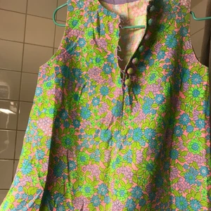 Vintage topp - En vintagetopp i perfekt skick, ej använd utav mig. Skulle uppskatta storleken mellan 34 36 möjligen en mindre 38a.