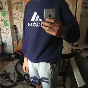 Adidas sweatshirt - Storlek: L/M oversized, passar mig men lite kort i ärmarna (jag är 187 så om man är kortare passar det säkert perfekt) 350 ink. frakt