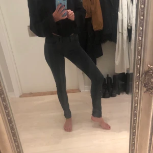 Acne jeans - Acne jeans i blå/grå färg. Dragkedja på rumpan och inga fickor