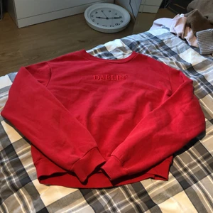 Röd sweatshirt med text - Jag säljer denna röda sweatshirt med text på från h&m för 40kr för att jag inte använder den längre❤️ Storlek XS från h&m❤️‍🔥 