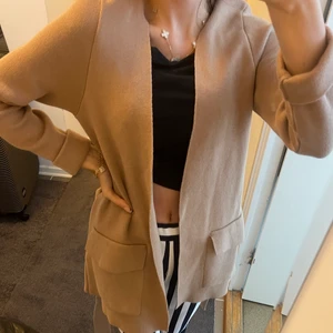 Kofta/kappa  - Väldigt skön och tjock materiel som passar perfekt i detta väder, använd endast ett fåtal gånger. Storlek XS men passar större storlekar också. 