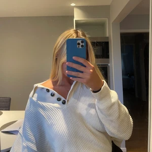 STICKAD TRÖJA - jättefin och skön äggvit/ljus ljus beige tröja från NAKD i storlek small. Använd fåtal gånger och passar perfekt till klänning, kjol eller byxor! 😍🙌🏽