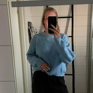 Stickad blå tröja - Blå stickad tröja från chiquell inte använd jätte mycket. Super mysig tröja i storlek onesized men skulle säga att den passar de flesta. Priset går alltid att diskutera. Betalning sker alltid innan jag skickar. +frakt tillkommer❤️😊🧚🏼‍♀️